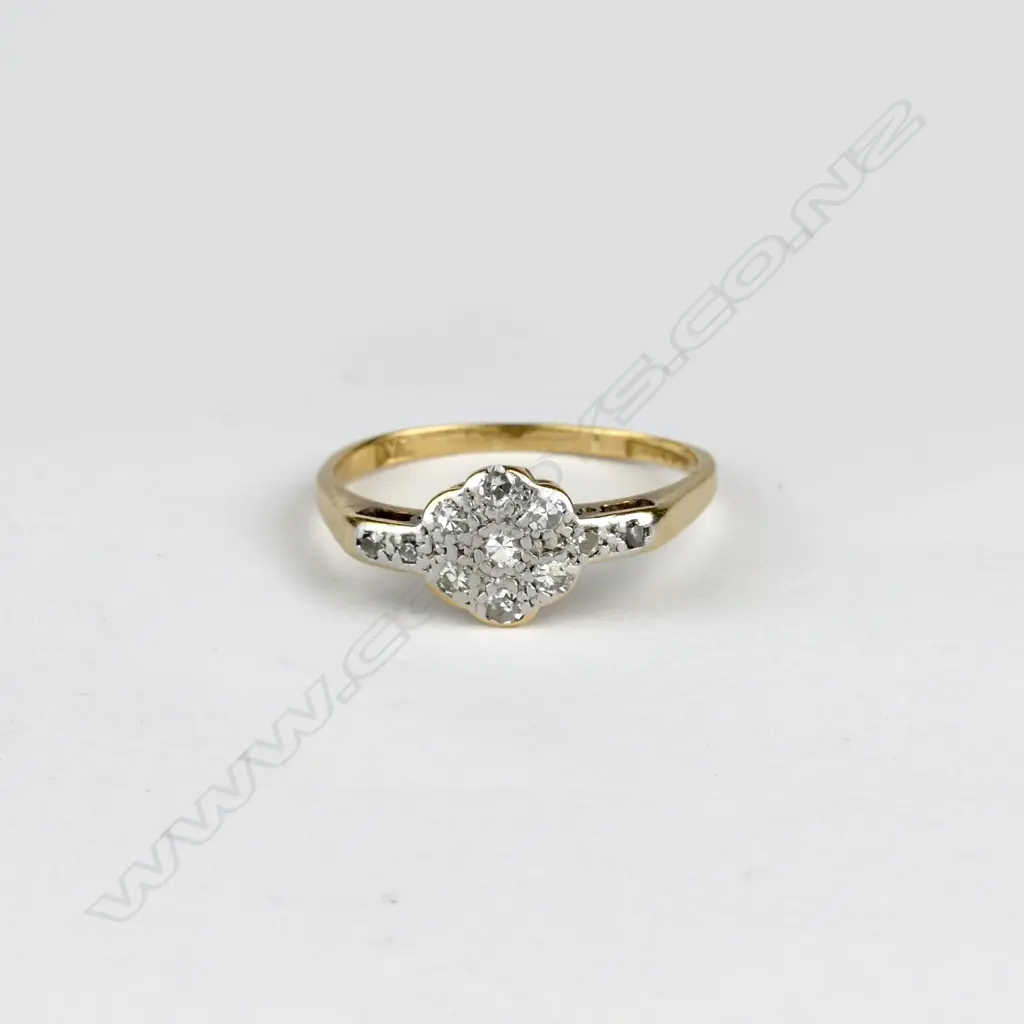 An estate 9ct. gold and diamond cluster ring Image 1++