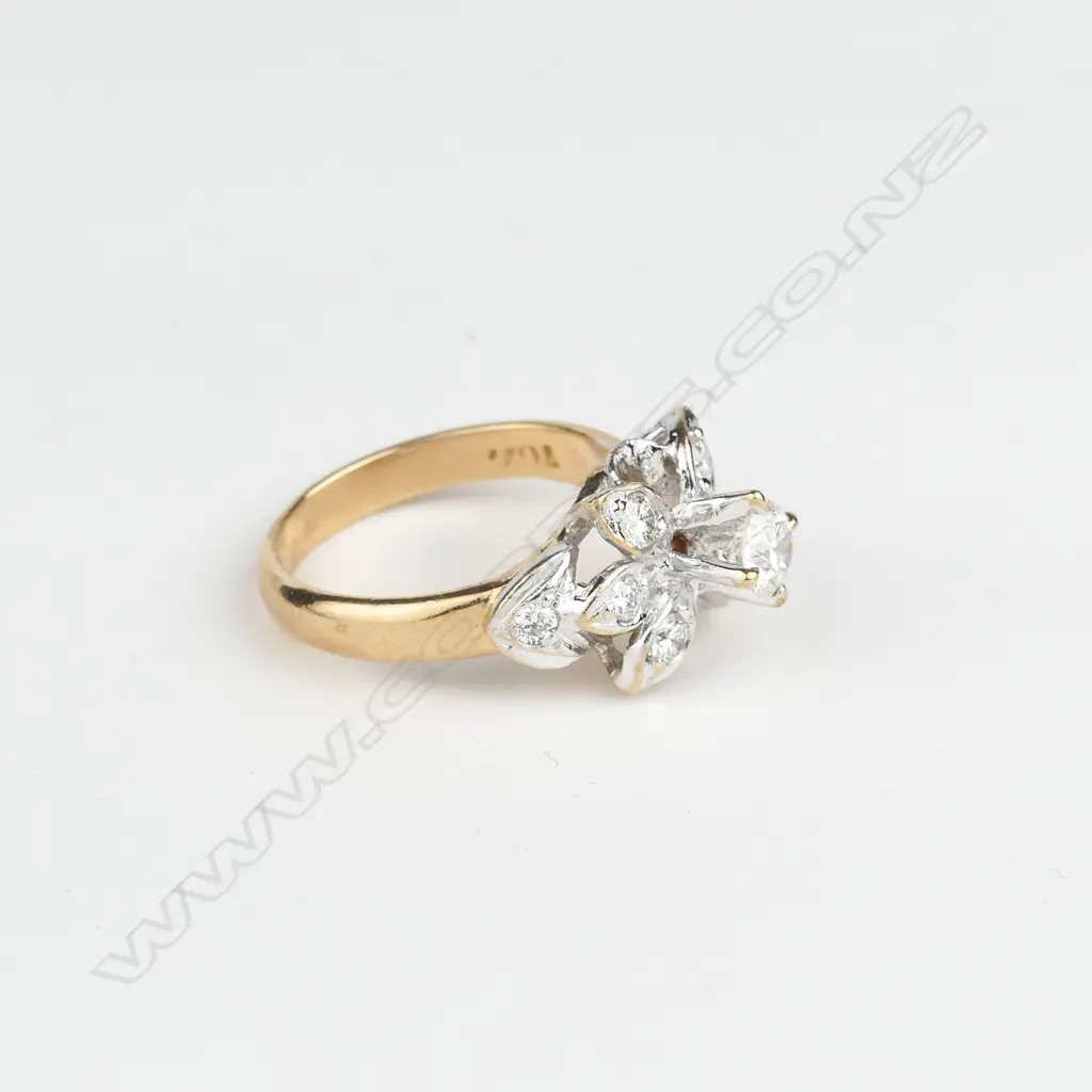 An 14ct gold and diamond cluster ring Image 1++