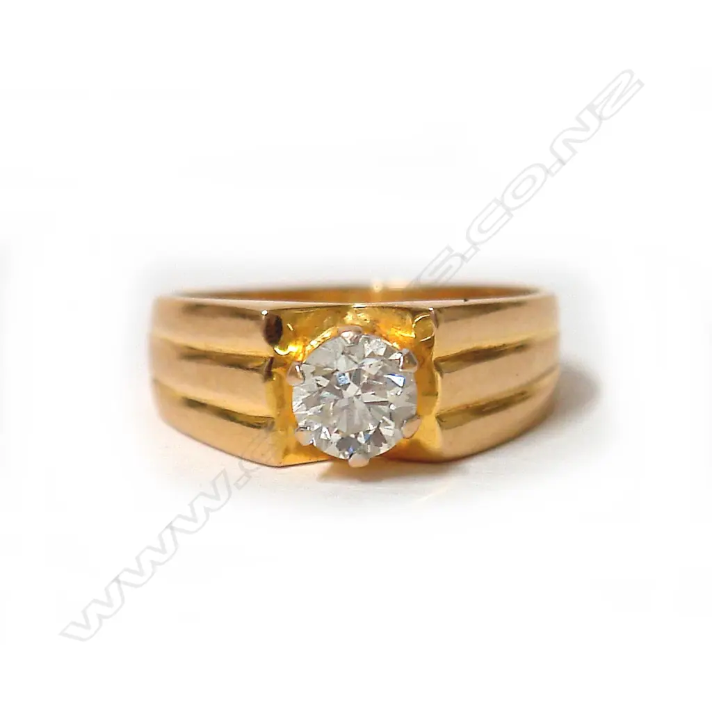 An estate 18ct. yellow gold 1.01ct diamond solitaire ring Image 1++