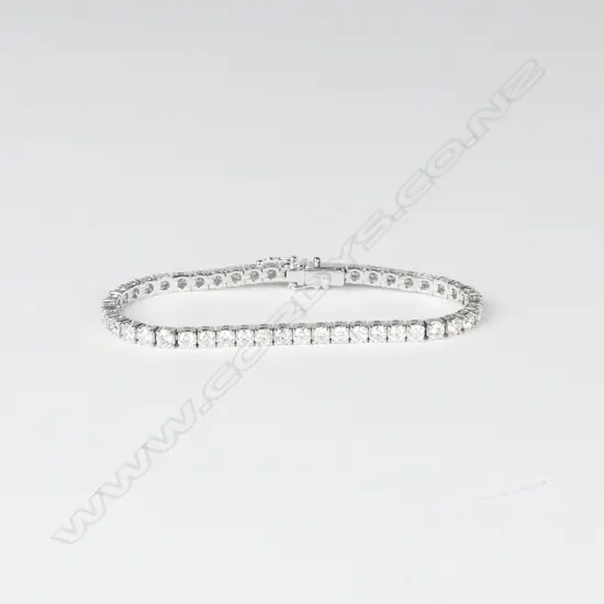 A good 18ct. white gold and 9.28ct diamond tennis bracelet