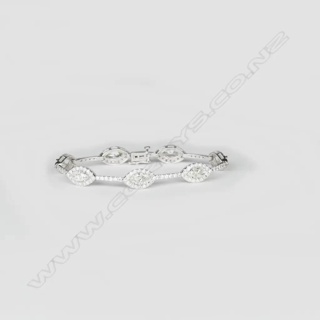An exceptional 18ct. white gold and diamond bracelet Image 1++