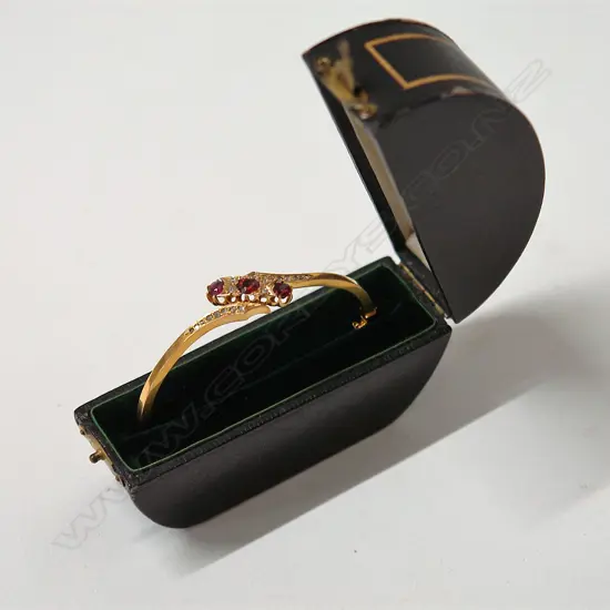 A late Victorian quality 15ct. yellow gold almandine garnet and diamond hinged bangle