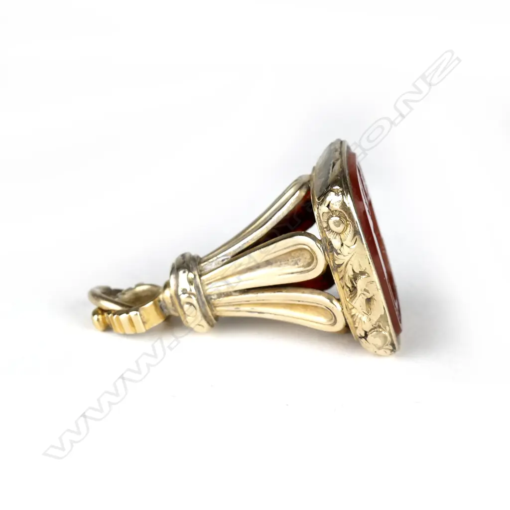 A Victorian 15ct. yellow gold and carnelian fob seal Image 1++