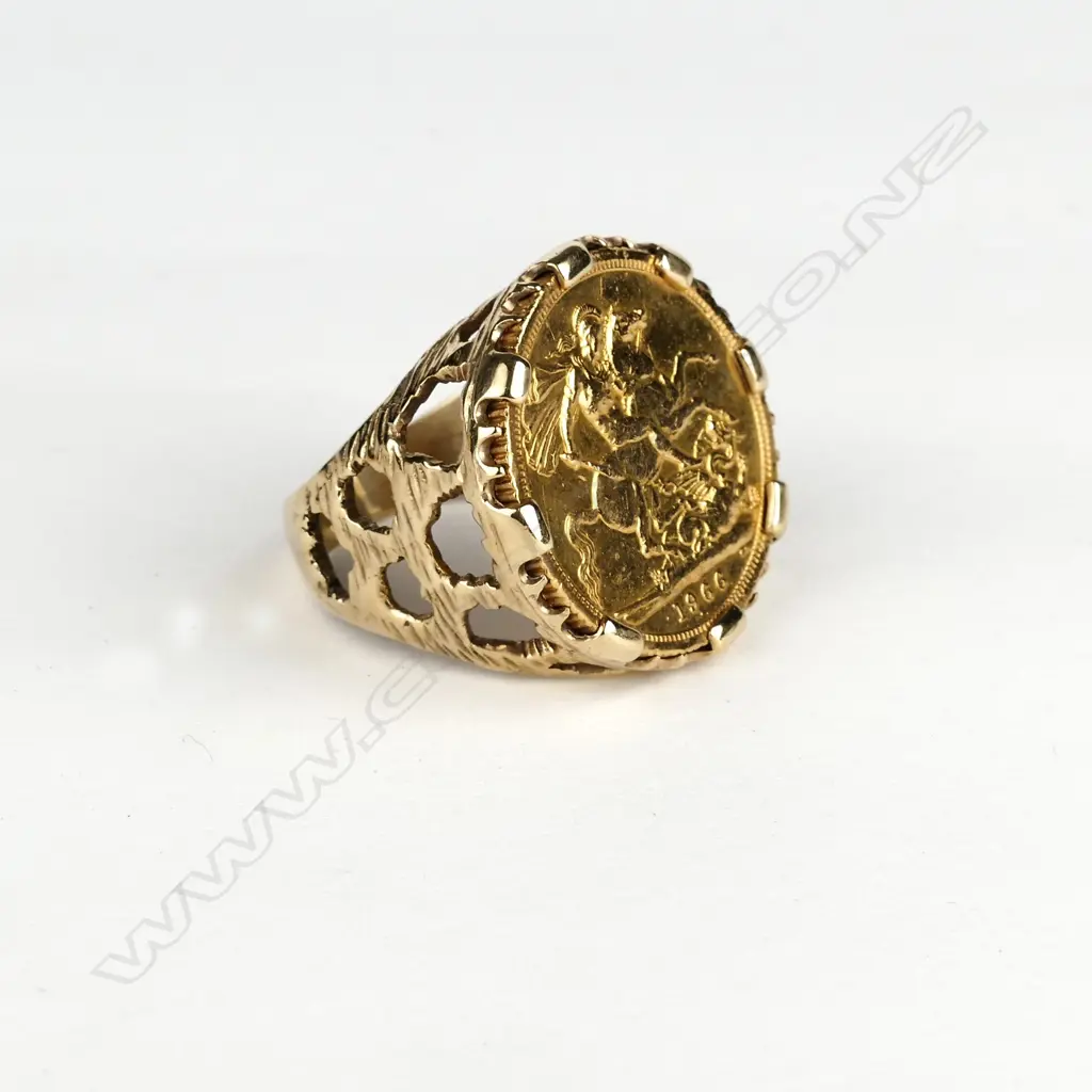 A gold sovereign ring Image 1++