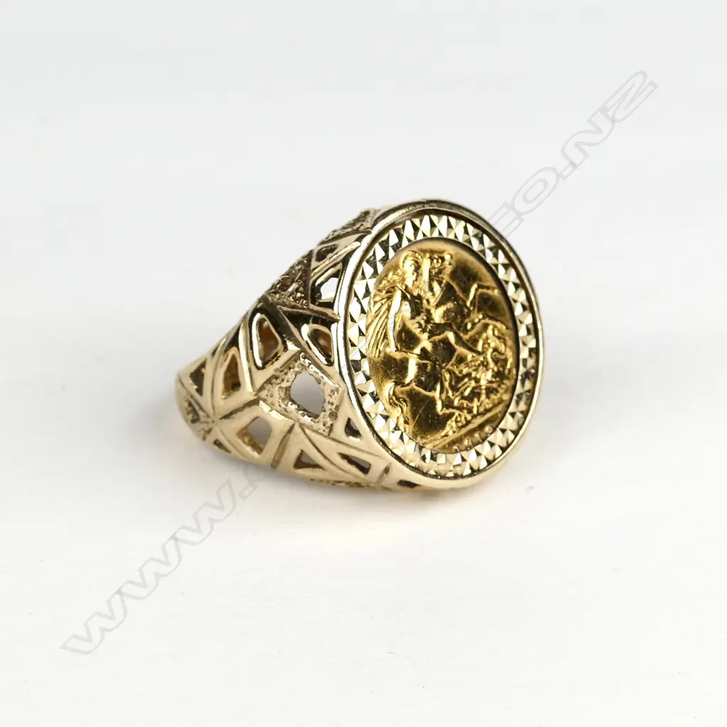 A gold half sovereign ring Image 1++