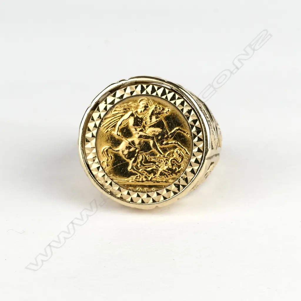 A gold half sovereign ring Image 1++