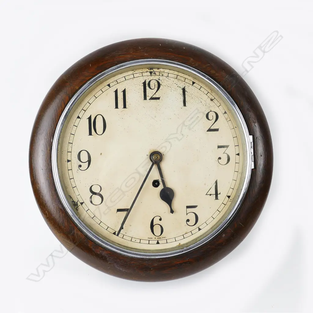 An English oak circular dial clock Image 1++