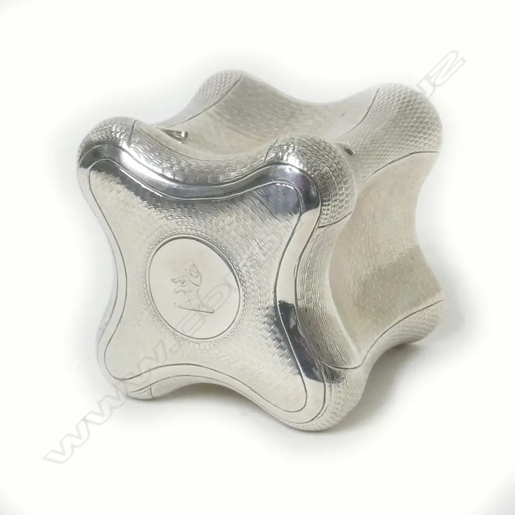 A fine small Victorian silver box Image 1++