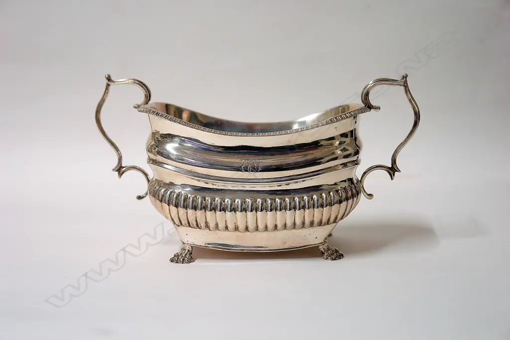 A George III Irish silver sugar basin Image 1++