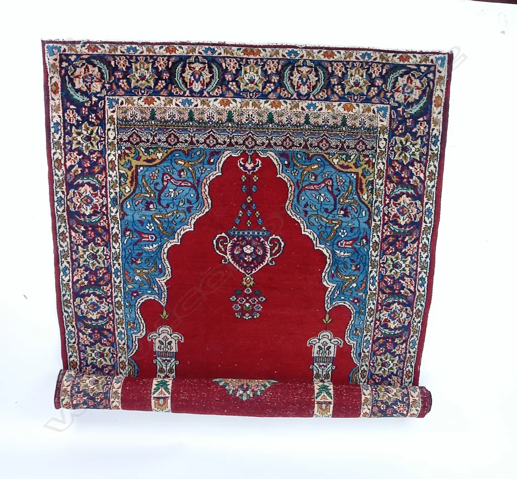 A fine semi-antique wool-on-cotton prayer rug Image 1++