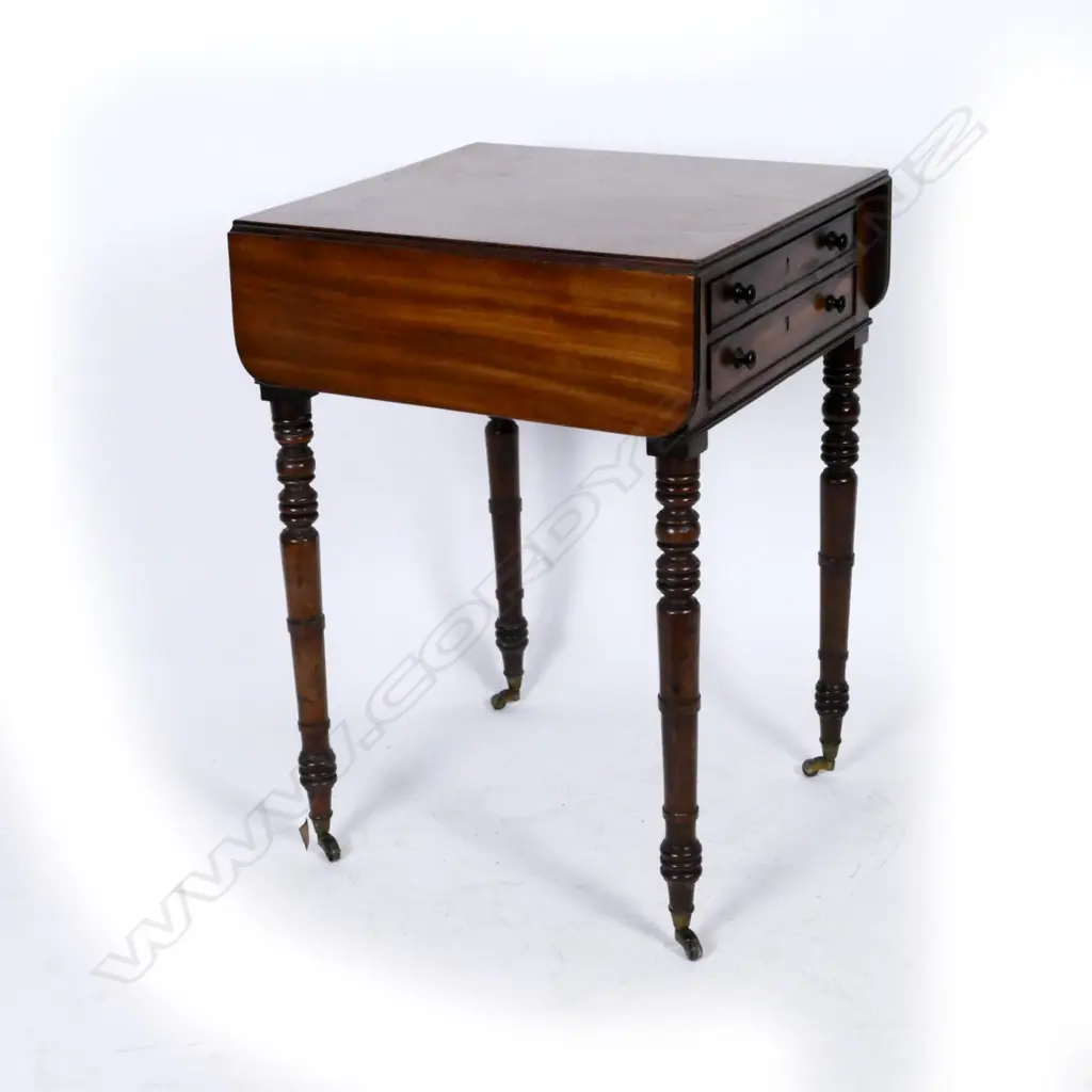 A Georgian mahogany Pembroke table Image 1++
