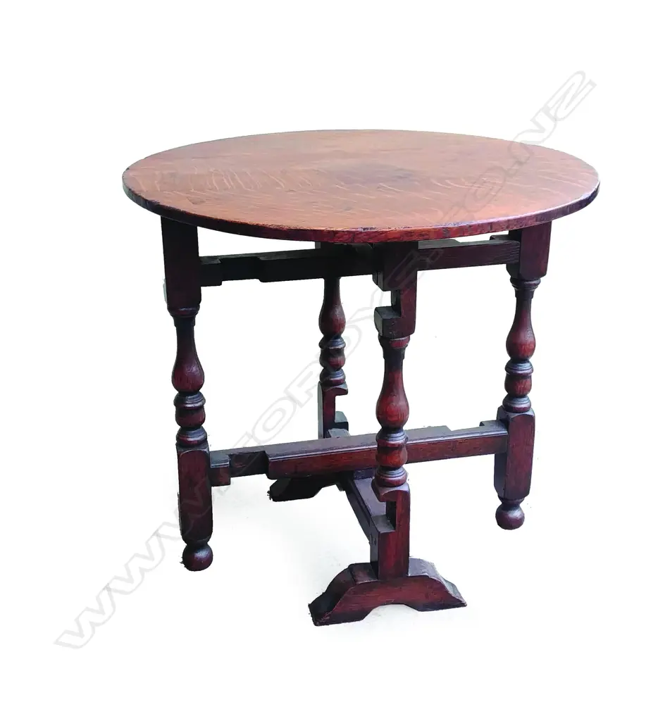 A Georgian small oak gate leg folding table Image 1++