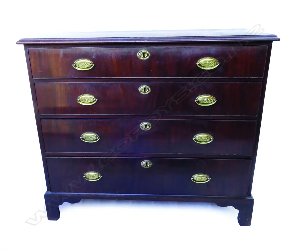A Georgian mahogany flat front chest of drawers Image 1++