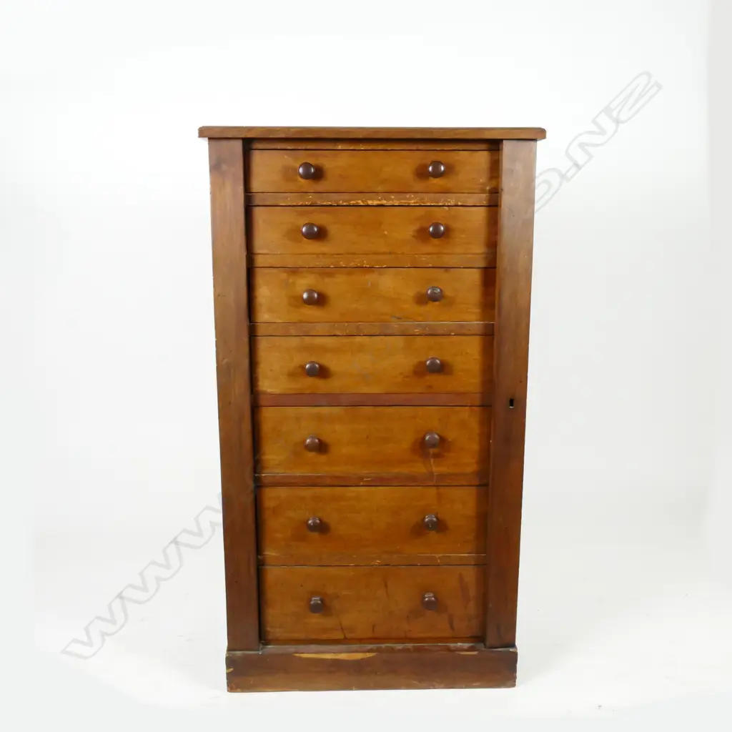 A vintage mahogany Wellington chest Image 1++