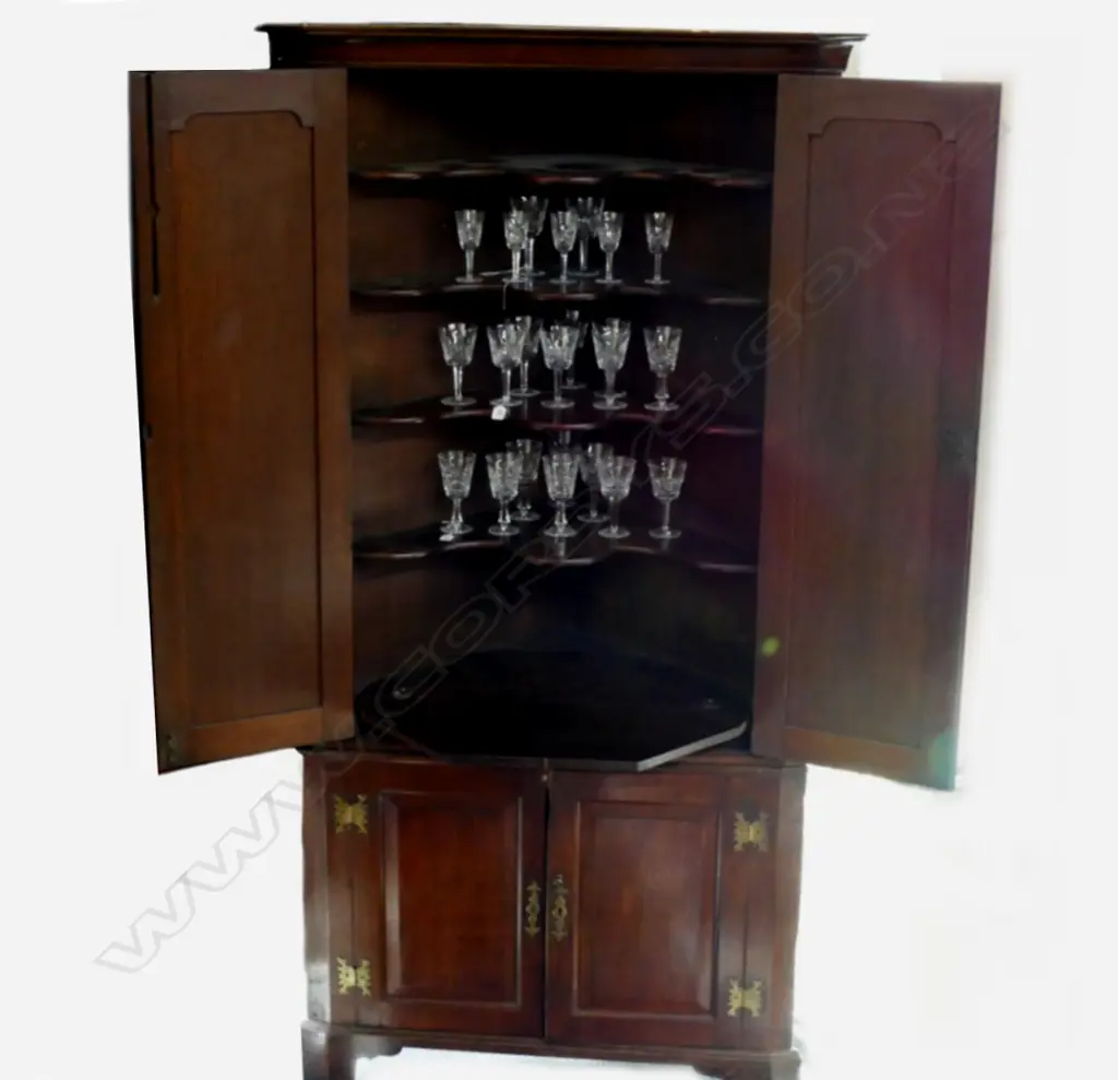 An impressive Georgian oak standing corner cabinet Image 1++