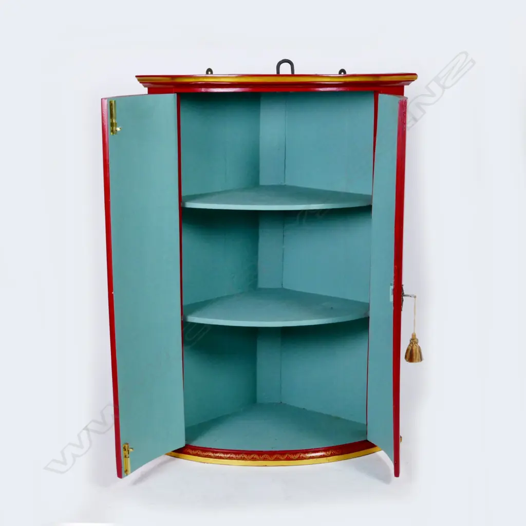 A Georgian chinoiserie corner cabinet Image 1++