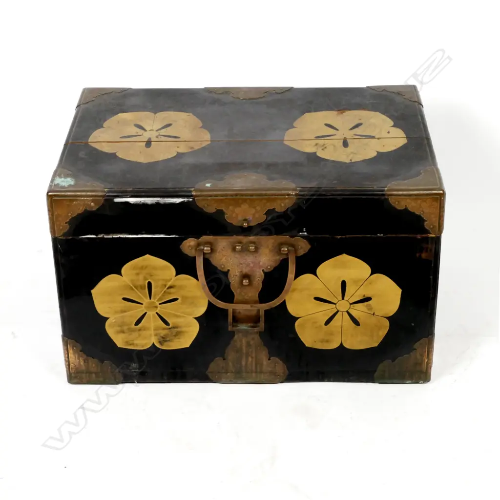 An old wood and lacquer Japanese travelling trunk Image 1++