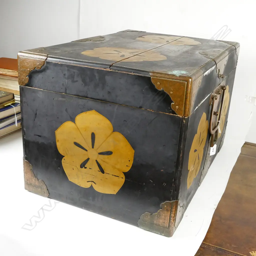 An old wood and lacquer Japanese travelling trunk Image 1++