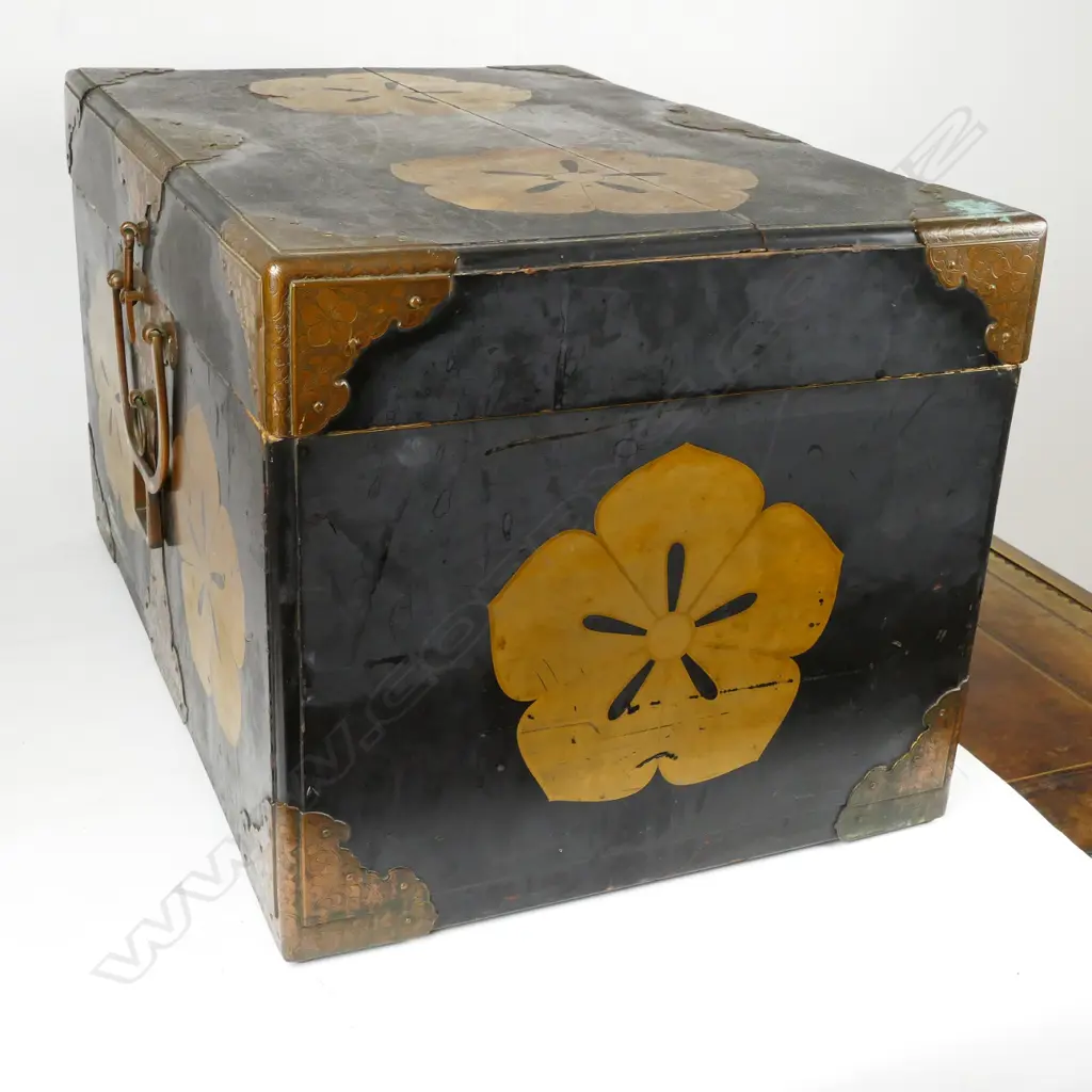 An old wood and lacquer Japanese travelling trunk Image 1++