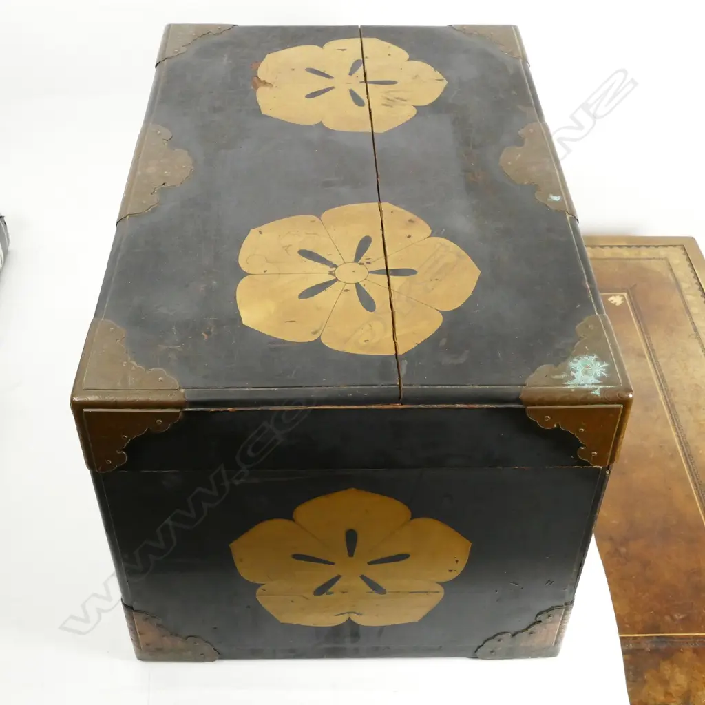 An old wood and lacquer Japanese travelling trunk Image 1++