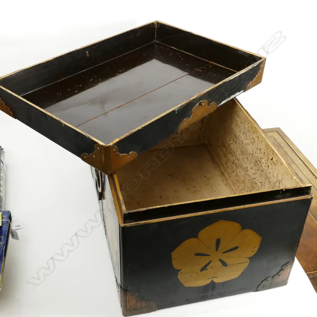 An old wood and lacquer Japanese travelling trunk Image 1++