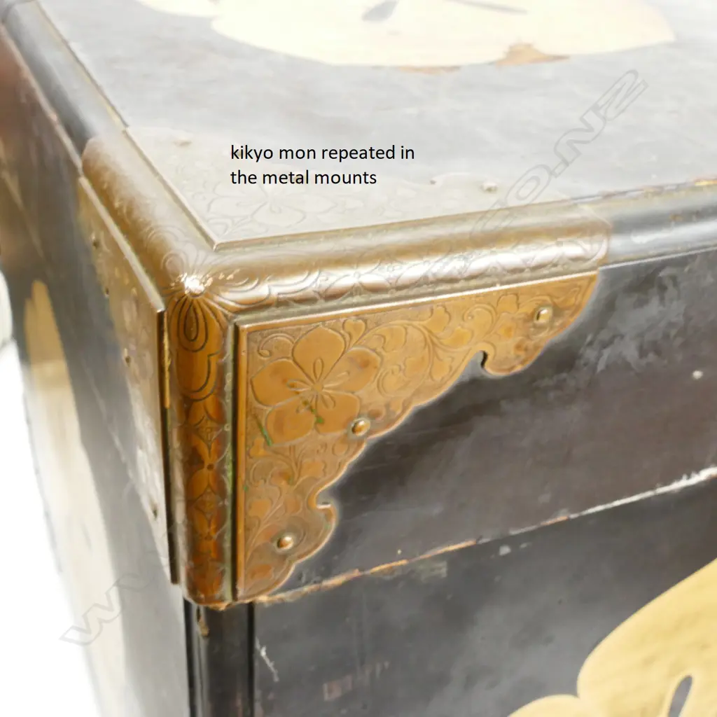 An old wood and lacquer Japanese travelling trunk Image 1++