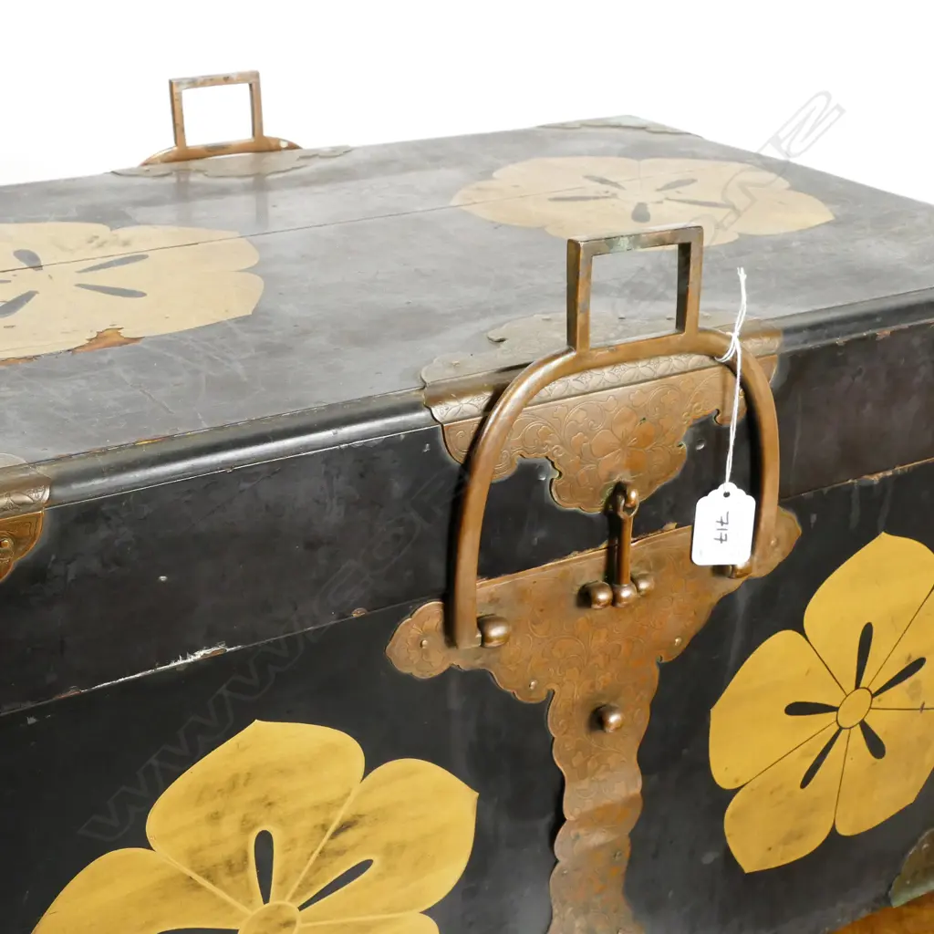 An old wood and lacquer Japanese travelling trunk Image 1++
