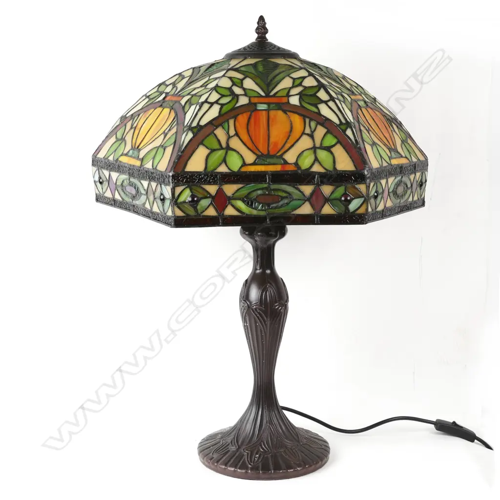 A reproduction Tiffany style table lamp Image 1++
