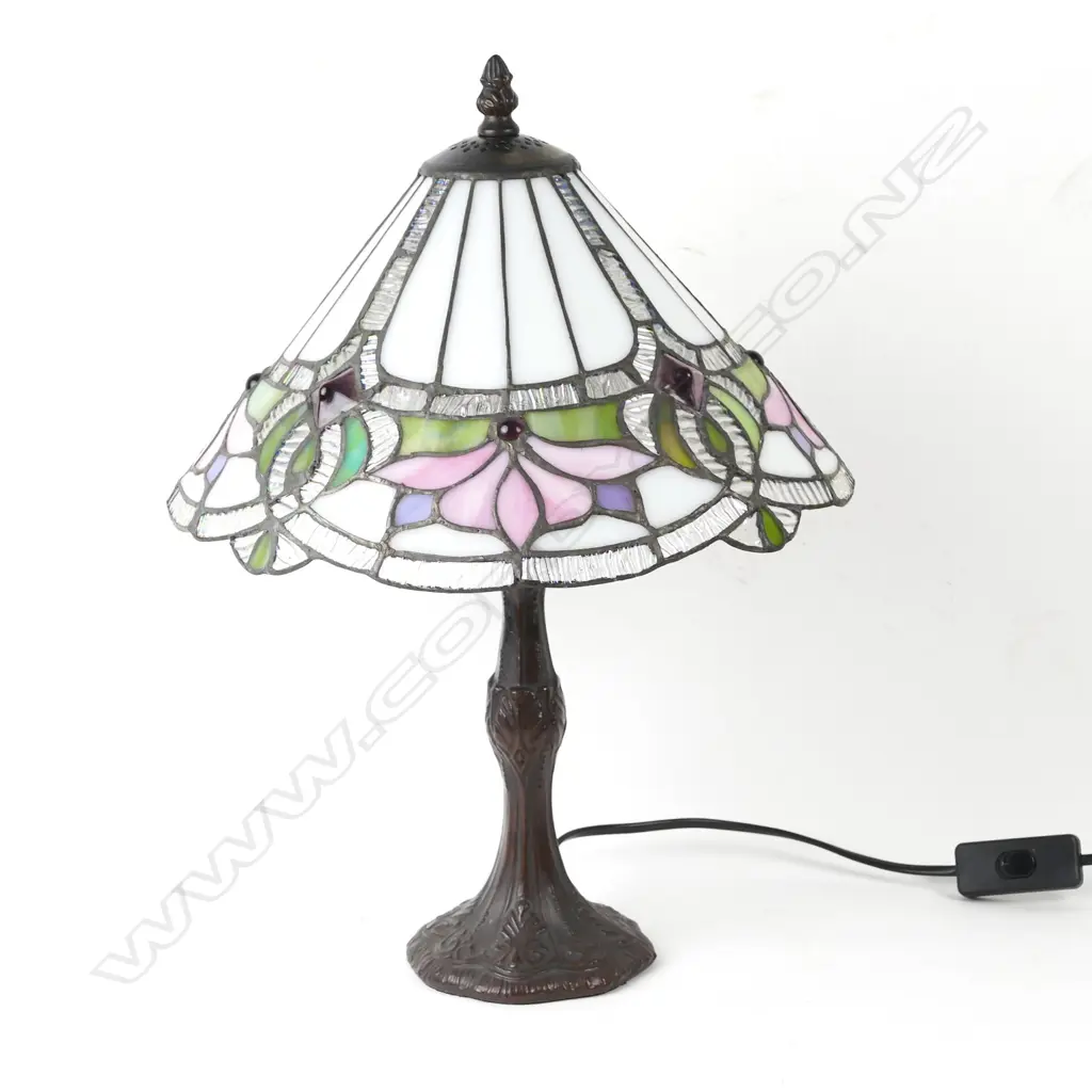 A reproduction Tiffany style table lamp Image 1++