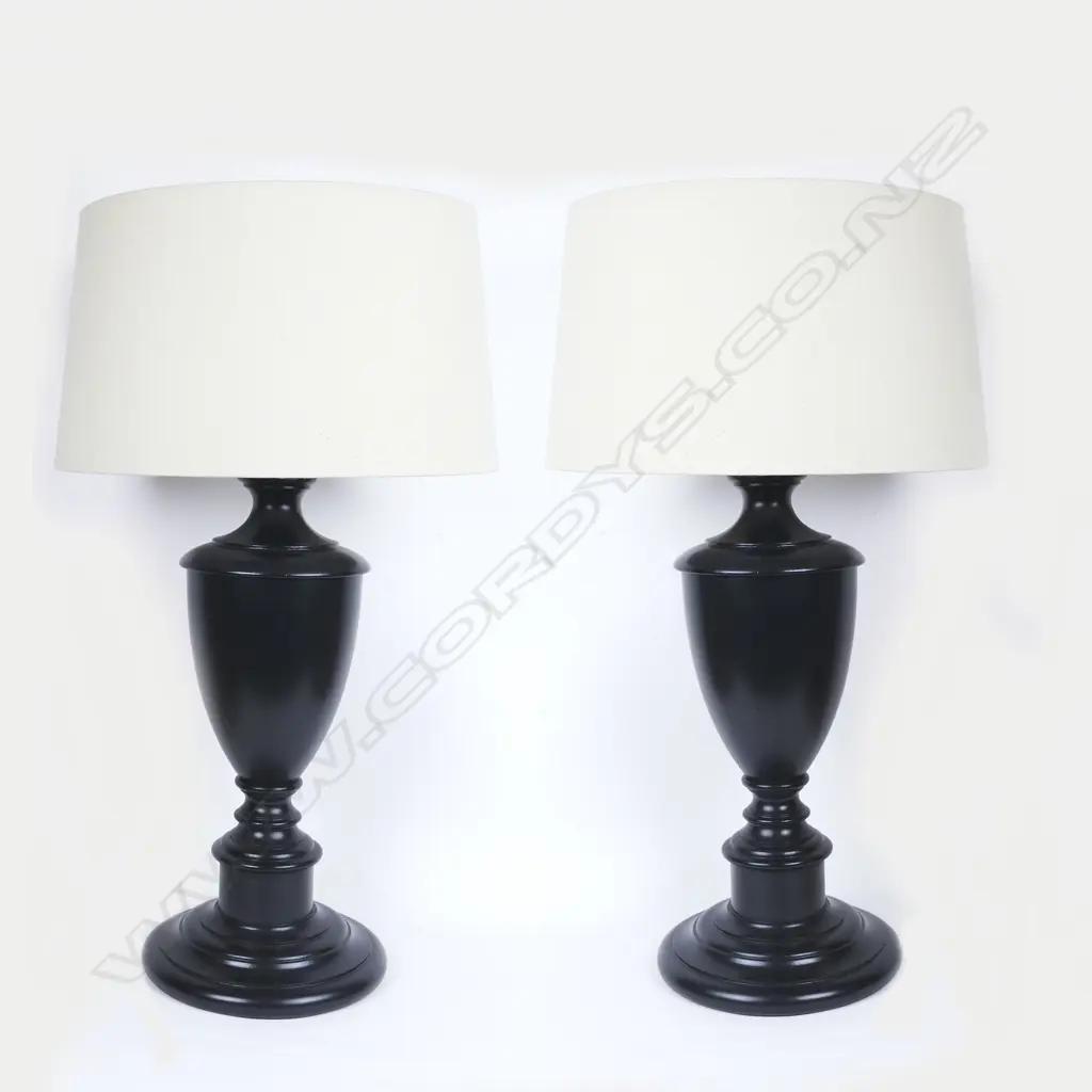 A pair of modern table lamps Image 1++