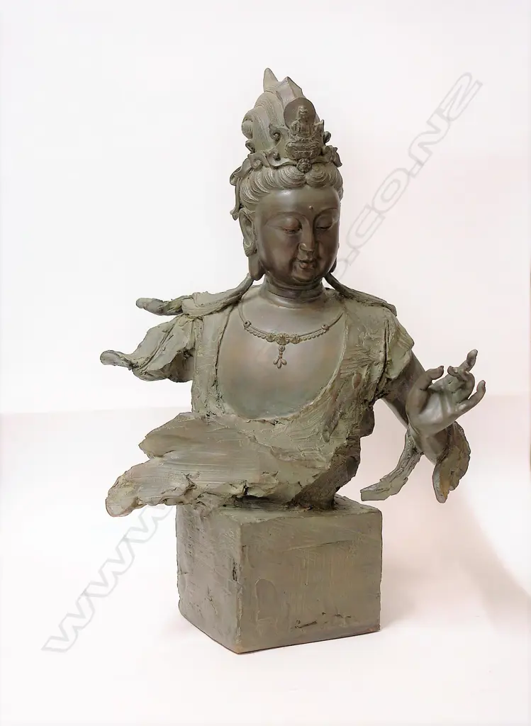 A Chinese bronze bust of Kwanyin Image 1++