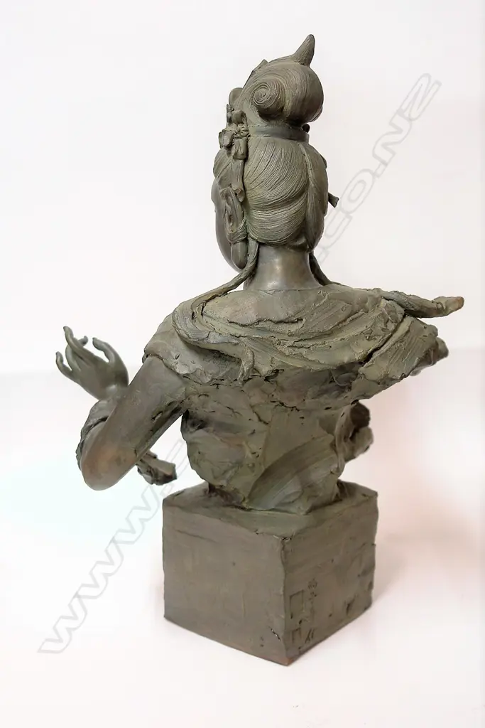 A Chinese bronze bust of Kwanyin Image 1++