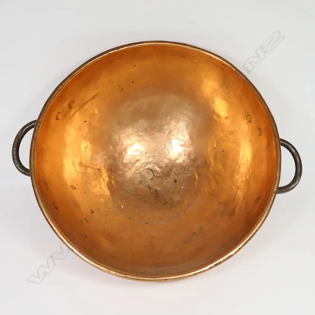 An impressive large antique copper bowl, Image 1++