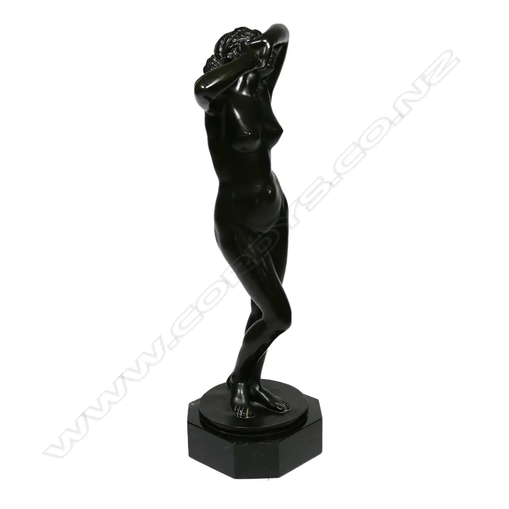 An early 20thC bronze of a naked woman, Image 1++
