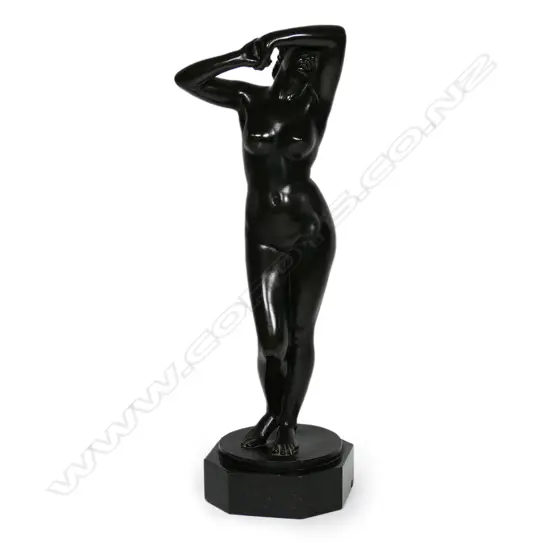 An early 20thC bronze of a naked woman,