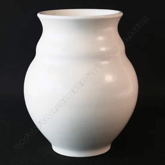 An uncommon Crown Lynn hand potted vase shape #7012,