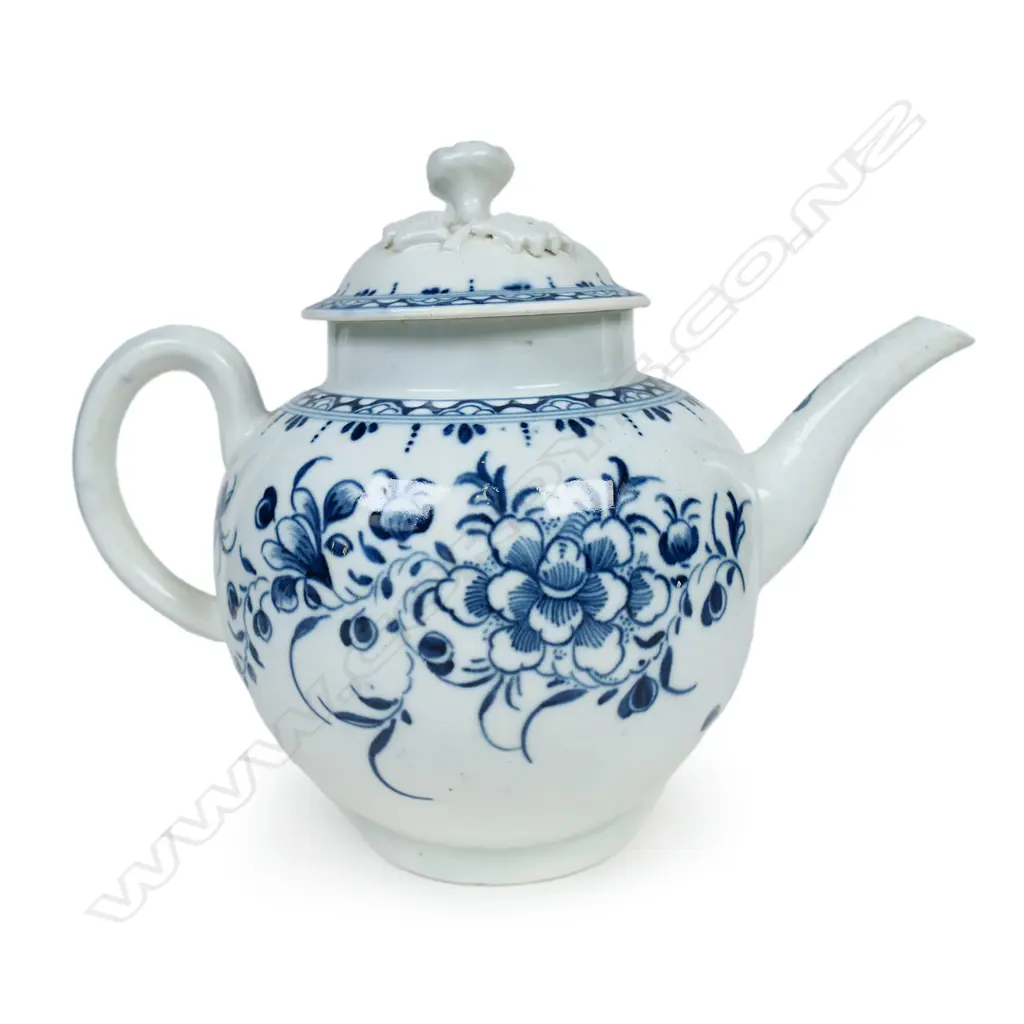 An 18thC Worcester porcelain teapot, Image 1++