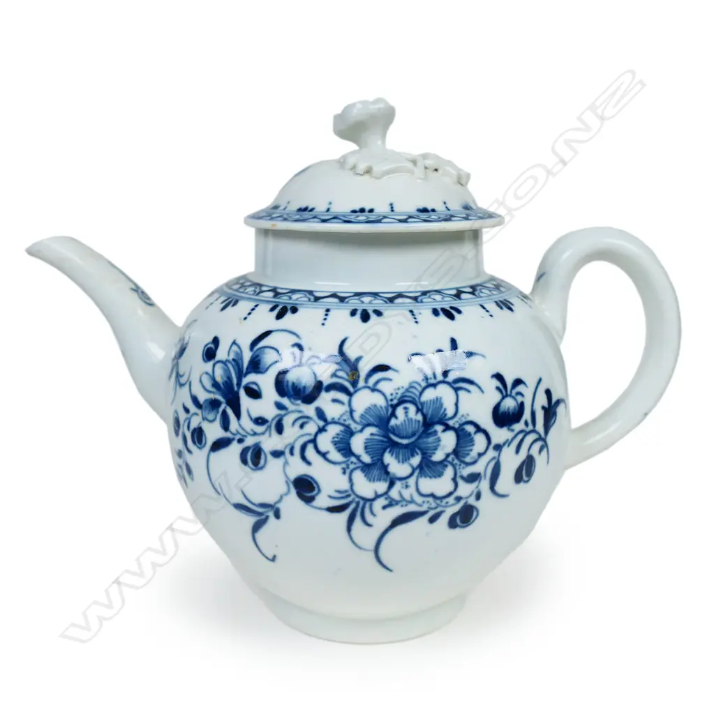 An 18thC Worcester porcelain teapot, Image 1++