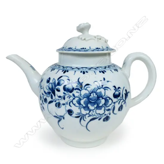 An 18thC Worcester porcelain teapot,