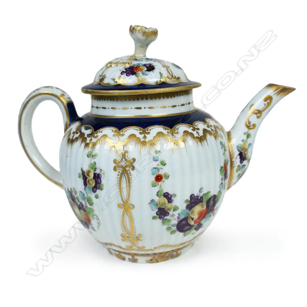 An 18thC 1st Period Worcester porcelain teapot, Image 1++