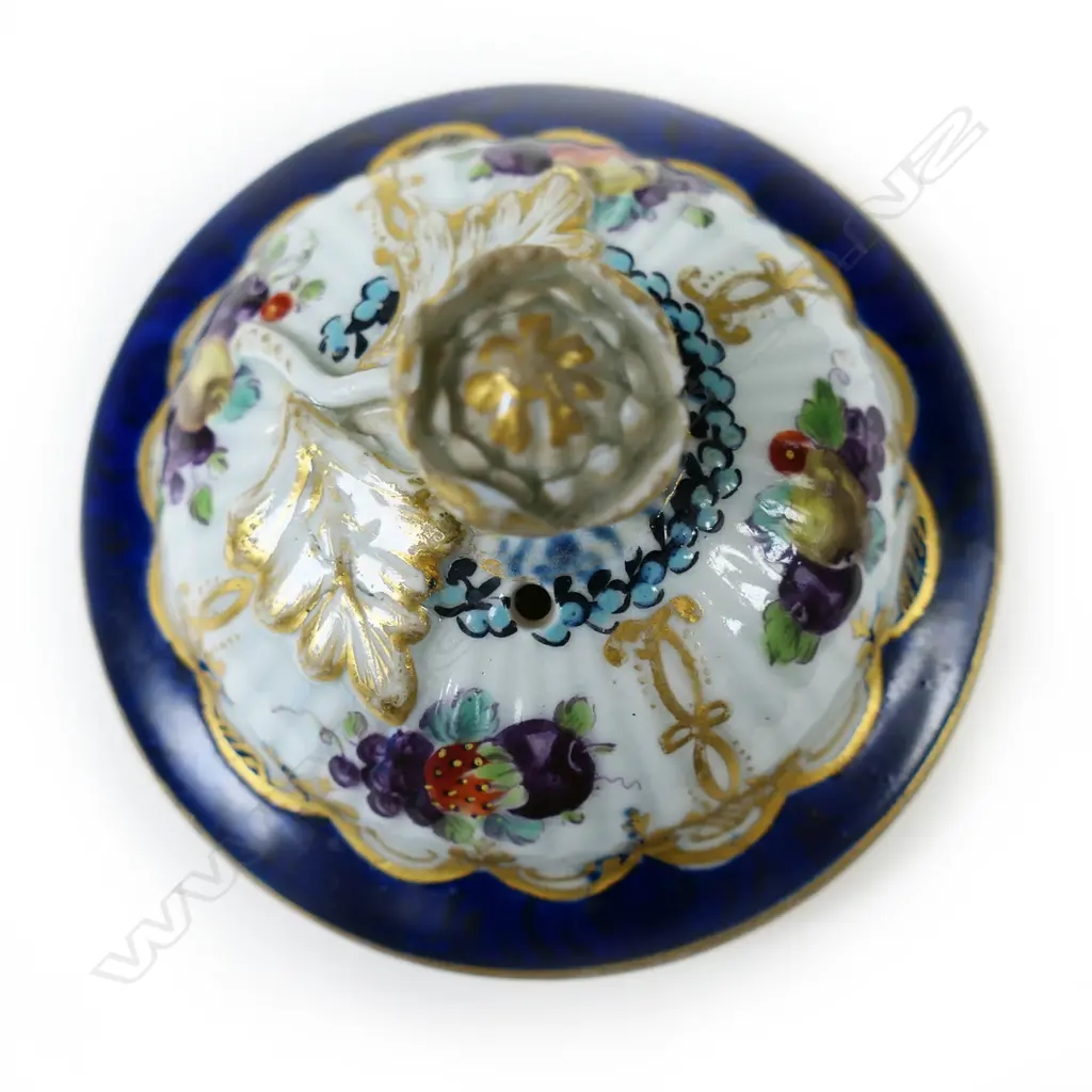 An 18thC 1st Period Worcester porcelain teapot, Image 1++