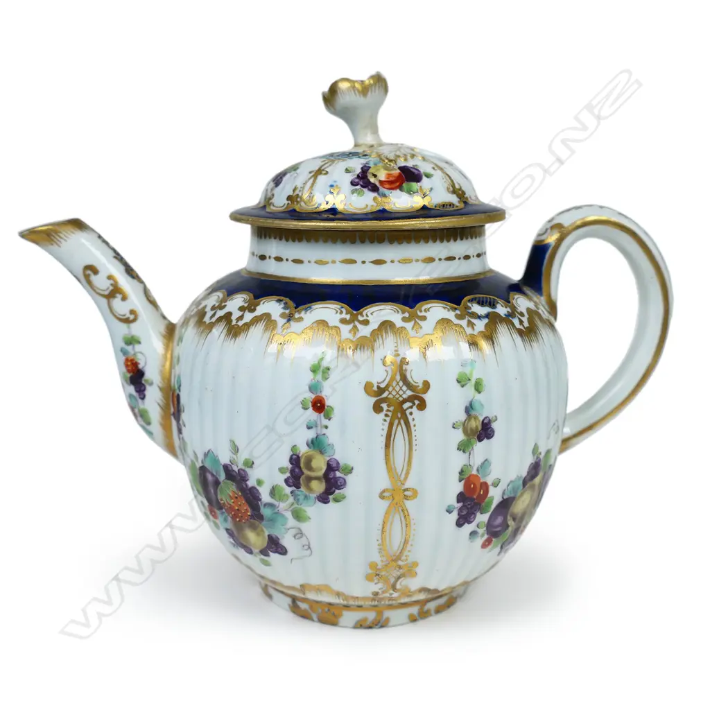 An 18thC 1st Period Worcester porcelain teapot, Image 1++