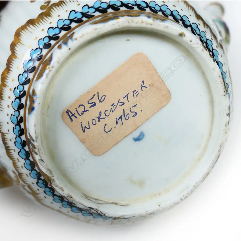 An 18thC 1st Period Worcester porcelain teapot, Image 1++