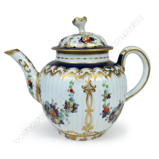 An 18thC 1st Period Worcester porcelain teapot,