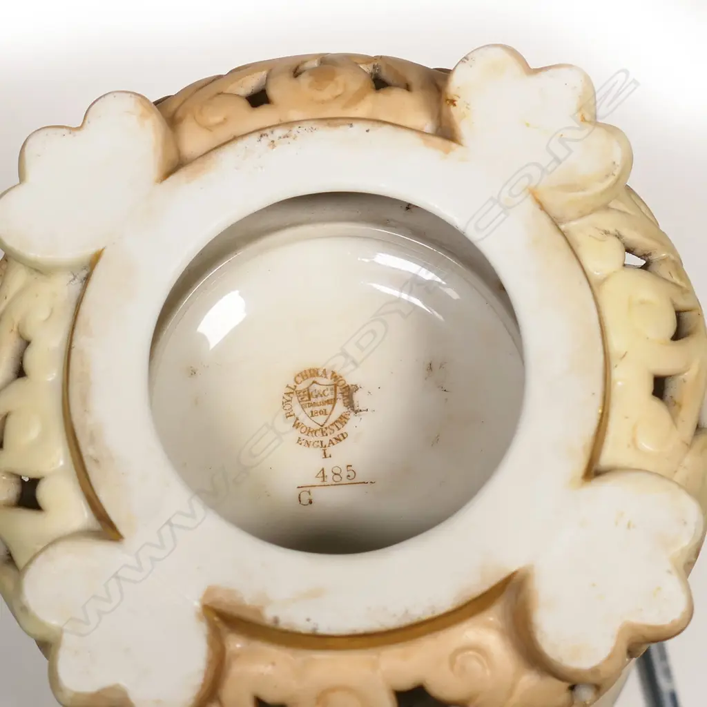 A Grainger & Co. Worcester tall lidded urn, Image 1++