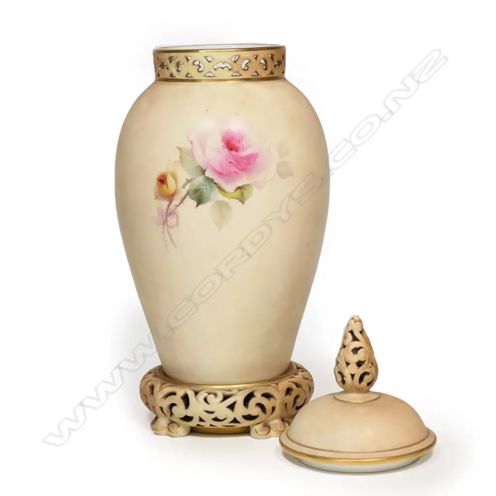 A Grainger & Co. Worcester tall lidded urn, Image 1++