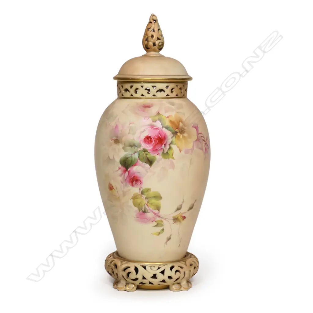 A Grainger & Co. Worcester tall lidded urn, Image 1++