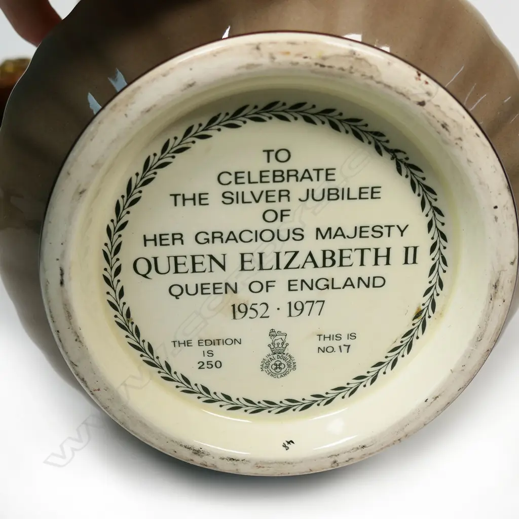 A Royal Doulton Elizabeth II Silver Jubilee loving cup, Image 1++
