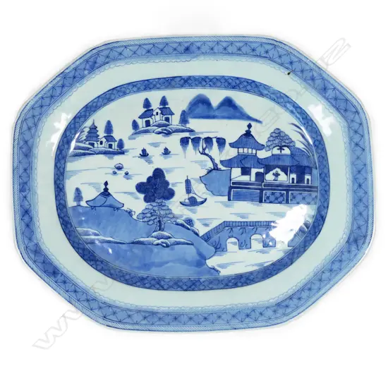An 18th/19thC Chinese export blue and white ashette,
