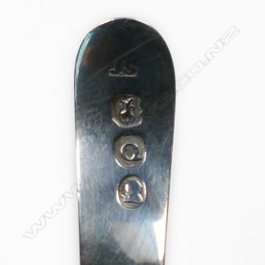 A George III silver tea caddy spoon, Image 1++